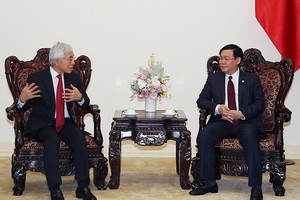 政府副總理王廷惠（右）接見日本控股集團高級執行經理Nobiru Adachi。（圖源：VGP）