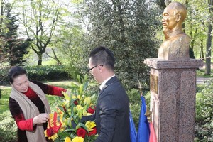 國會主席阮氏金銀（左）前往蒙特勒伊市的Montreau公園向胡志明主席塑像敬獻花圈。（圖源：越通社）