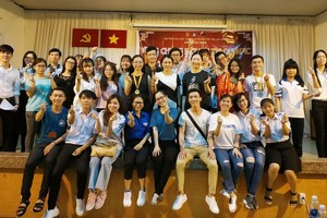 主辦單位代表同參賽者合照。