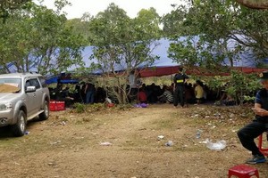 職能力量突擊摧毀賭博聚點時的現場。（圖源：桂梅）