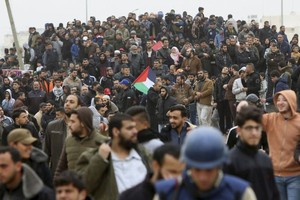 逾4萬名巴勒斯坦人3月31日在加沙邊境示威。（圖源：AP）