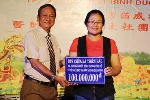 該宮理事長王永勝（左）向本報代表轉交善款。