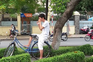 某青年光天化日在路邊嗅萬能膠。