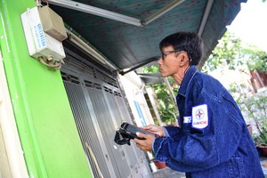 電力人員上門記錄電錶指數。