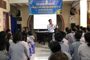 眾多華人善信的子弟前往參加“引導少兒防止性侵技能”專題座談會。