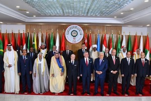 3月31日，在突尼斯首都突尼斯市，與會領導人和代表在阿盟首腦會議前合影。（圖源：路透社）