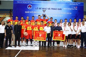 奪得女子組冠軍及男子組亞軍的本市男、女 子隊成員。