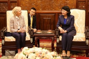 國家副主席鄧氏玉盛（右）接見微笑行動機構主席凱西‧馬奇女士。（圖源：人民軍隊報）