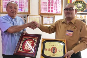 陳建昌(右)與鄭成龍交換禮物。