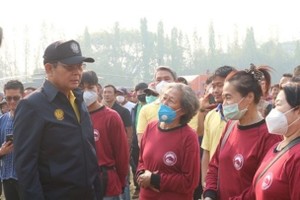 泰國總理巴育（左）前往清邁考察。（圖源：互聯網）