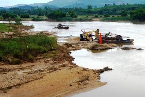 公安部副部長阮文山中將：難以懲處非法採沙賊。（示意圖源：田北）