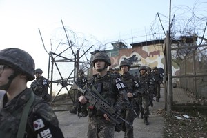 資料圖：2018年11月，韓國軍人撤離非軍事區試點拆除的警備哨所。（圖源：互聯網）