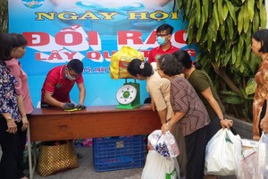 越華居民紛紛從家裡帶來可再製的廢棄物來換取禮物券。