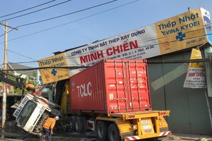 猛烈撞擊後的肇事集裝箱車繼續滑行撞倒一間臨街民房的門面以及一間建材店的一堵牆。（圖源：春團）