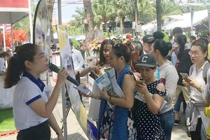 順捷旅行社去年參加市旅遊展吸引許多遊客排隊參加活動。