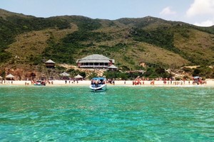 芳梅半島的奇戈灘碧水白沙，美麗動人。