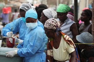 2019年3月27日，在莫桑比克貝拉一所處理水傳播疾病的保健中心，醫務人員在調和一種氯溶液。（圖源：路透社）