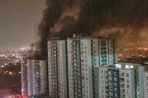 市公安廳提議起訴 Carina 公寓開發商及管委會原主任。圖為第八郡Carina公寓2018年3月23日凌晨發生大火致13人死亡。（圖源：TL）