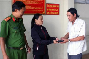 黎氏后將錢包交還失主。（圖源：平安）