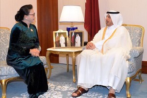 國會主席阮氏金銀（左）會見卡塔爾總理。（圖源：越通社）