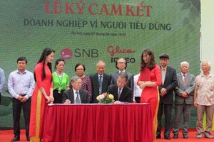 參會企業家代表簽署“企業承諾保障消費者權益”協議書。（圖源：蘭陳）