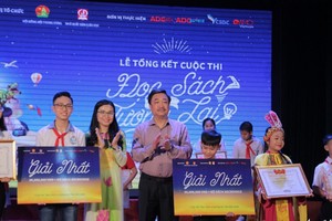 主辦單位向得獎者頒發獎狀及獎品。（圖源：阮勇）