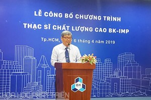 市百科大學副校長陳天福在“優質國際百科碩士培訓課程”公佈儀式上發言。（圖源：嬌英）