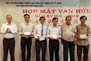 穗城會館理事長盧耀南(左一)向文友頒發獎金。