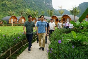 政府副總理武德膽（前右）親往視察廣平省佈澤縣福澤鄉開發的農莊農家樂（Farmstay）旅遊模式。（圖源：妙香）