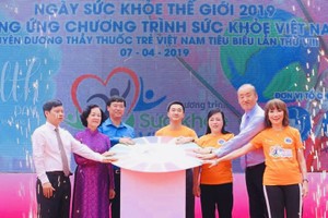 中央民運部長張氏梅（左二）與代表們按鈕啟動“2019年世界保健日”和響應越南保健計劃。（圖源：寶英）