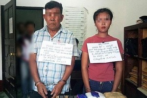 被抓獲的2名運毒嫌犯與物證。（圖源：TQ）