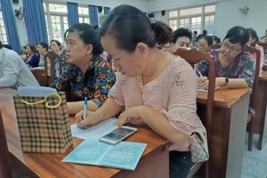 現年32歲，家住第五郡第七坊的海燕填寫卷宗為兩名家人購買醫保。