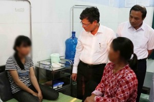 興安省領導探望被欺凌的初中女生。