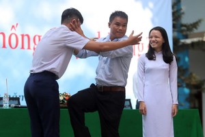 專家指導學生自我保護技能。（圖源：維英）