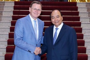 政府總理阮春福（右）接見德國圖林根州長拉梅勞。（圖源：越通社）