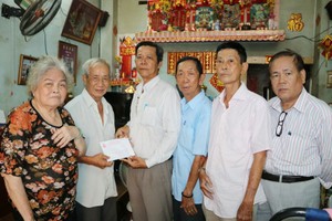 黎志有理事長(左三)與諸位理事轉交 善款予黎迪昭夫婦。