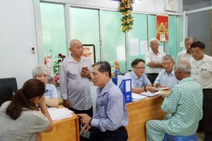 培德精舍理事會和越僑倪耀茂（右一）探訪市腫瘤醫院。