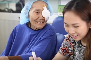 “See Again”志願者正照顧一位受惠長者。