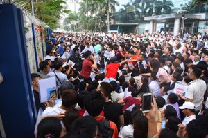 昨(9)日上午8時，位於河內市陳維興街的韓國駐越領事館有上千人大排長龍約200米長。（圖源：雲長）