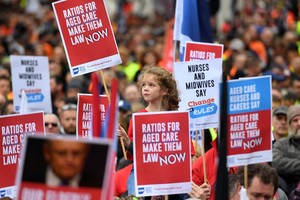 澳洲墨爾本10日有約10萬名示威者上街示威，要求政府改善勞工條件及提升工資。（圖源：AFP）