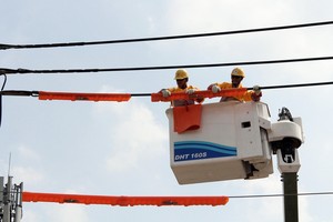 以Live-line（無須停電）模式保修電網 和智能電網有助減少本 市停電時間。