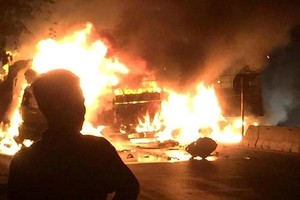 車禍現場，編號37C-089.78卡車突然著火燃燒起來。（圖源：Infonet）