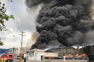 火警現場濃煙滾滾直衝天際。（圖源：春團）