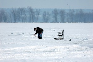 科學家指出，核電廠事故和核武試爆外洩的輻射落塵沈積在全球各地冰河中，隨著氣候暖化，這些放射性物質恐污染環境。（圖源：CNA）
