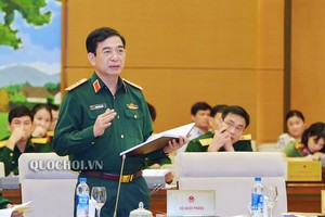 國防部副部長潘文江在會議上闡述關於《後備動員力量法》草案。（圖源：Quochoi.vn）