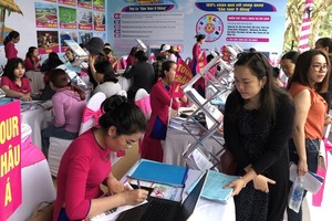 許多遊客在旅遊展上訂購旅程。