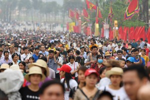 昨(13)日，上萬人前往富壽省雄王廟以觀光及上香致祭。（圖源：江輝）