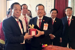 理事長劉鑑明(左一)接過會印。