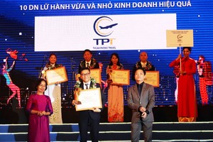 順捷旅行社總經理陳僑漢上台領獎。