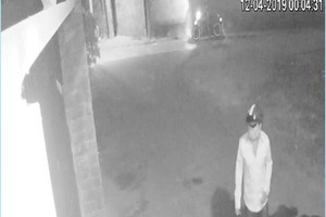 蒙面陌生人把鎖頭鎖著《青年報》常駐平陽省記者Đ.T的住房大門。（圖源：視頻截圖）